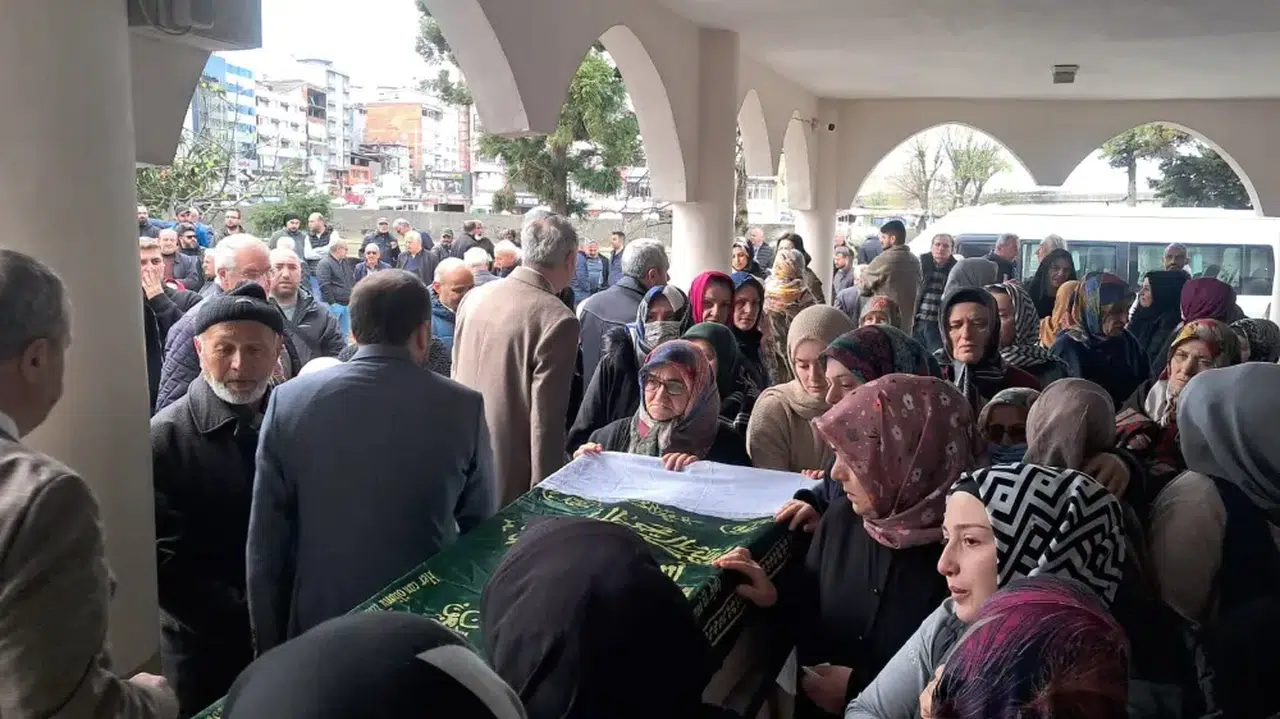 Kansere yenik düşen akademisyen Zeynep Şanlı Akdemirci, memleketi Rize’de toprağa verildi