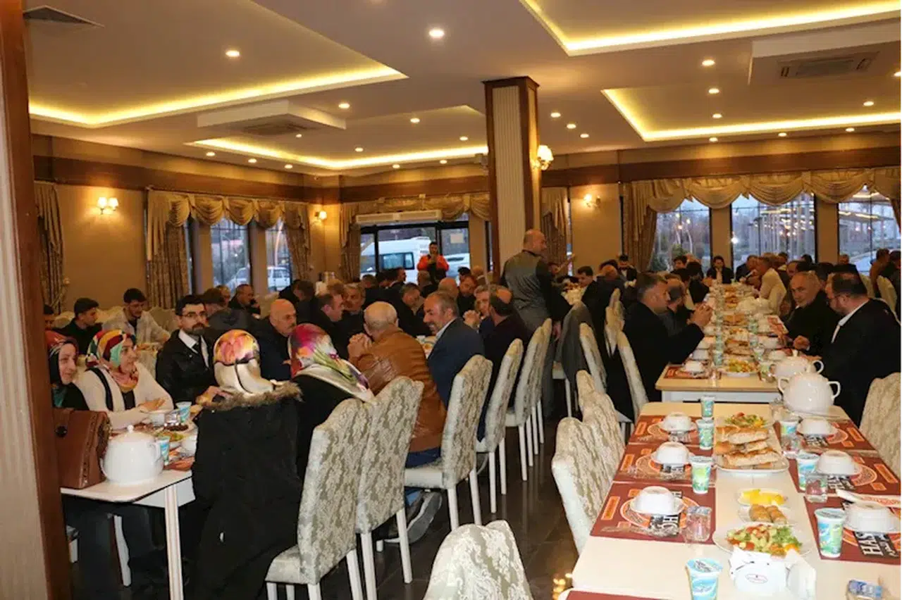 Of'ta siyasi partilerin temsilcileri iftar programında bir araya geldi