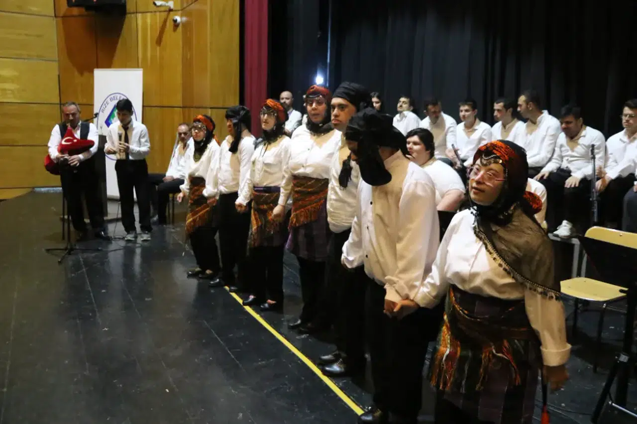 Özel gereksinimli gençler Rize Belediyesi'nin organizasyonunda sahne aldı