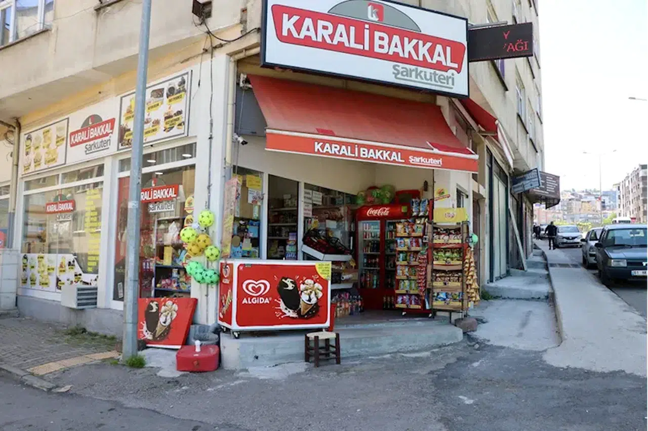 Trabzon'da karganın marketin önündeki raftan cips paketini alması kameralara yansıdı