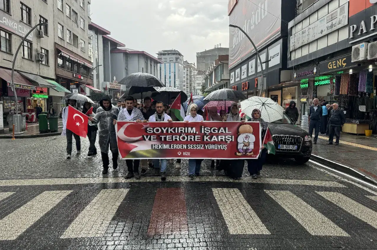 Rize'de sağlık çalışanları "sessiz yürüyüş"le İsrail'i protesto etmeye devam etti
