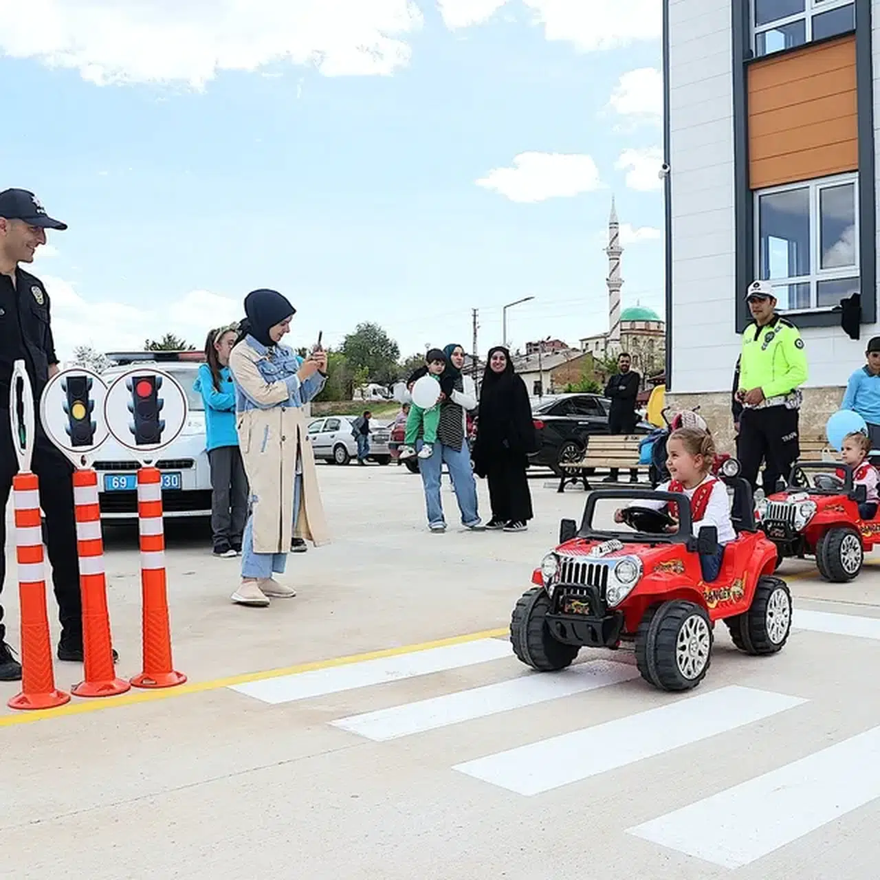 Bayburt'ta öğrenciler okulda oluşturulan pistte trafik kurallarını öğrendi
