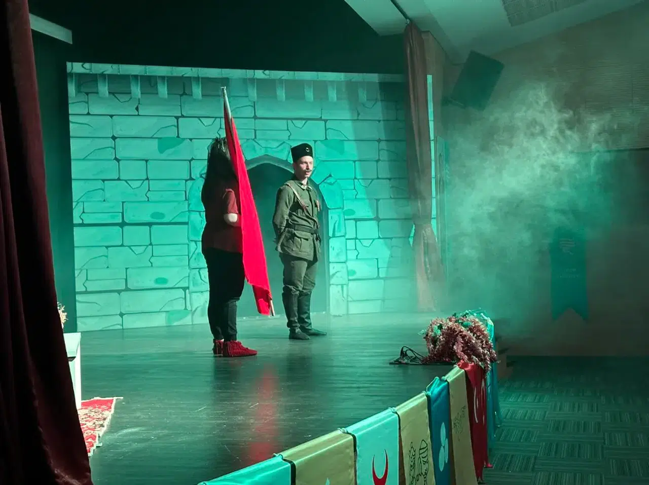 Çayeli'de lise öğrencileri tarafından "Hilalin Sancağı" adlı oyun sahnelendi