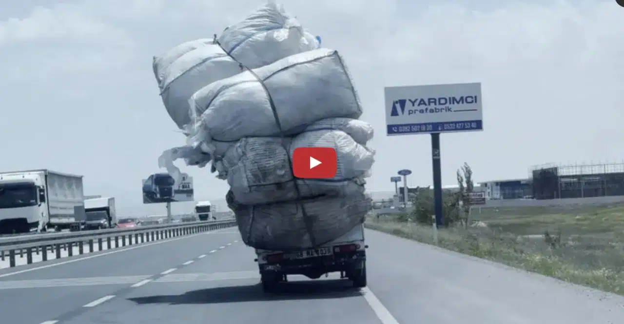Aksaray'da aşırı yüklenen kamyonetin tehlikeli yolculuğu kamerada