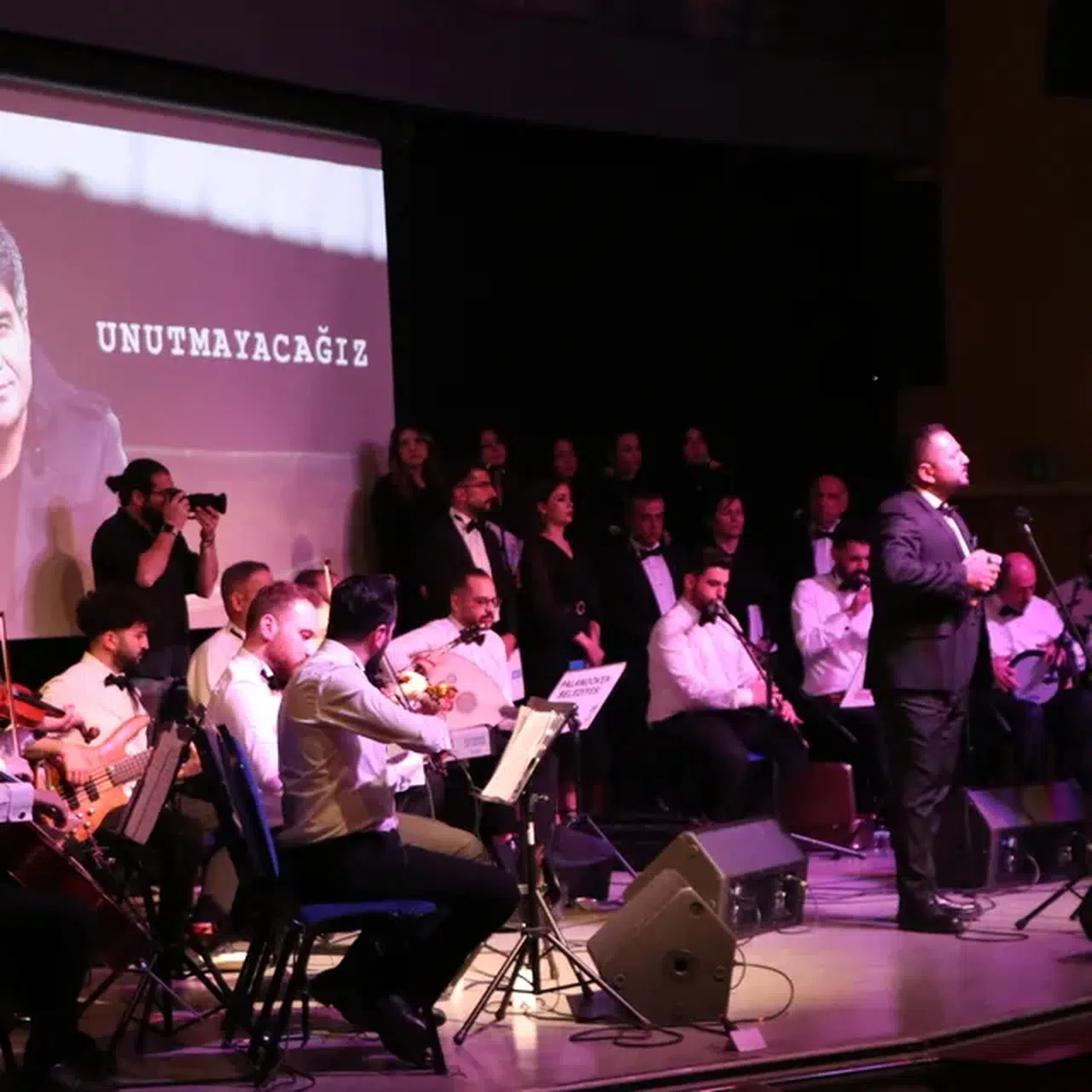 Erzurumlu sanatçı İbrahim Erkal vefatının 7. yılında şarkılarıyla anıldı