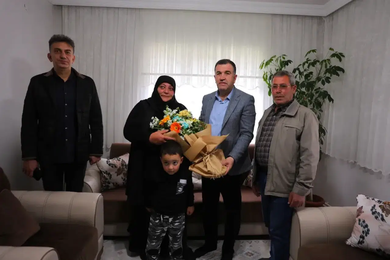 Bayburt Valisi Mustafa Eldivan, Şehit Ailesini Ziyaret Ederek Anneler Günü'nü Kutladı