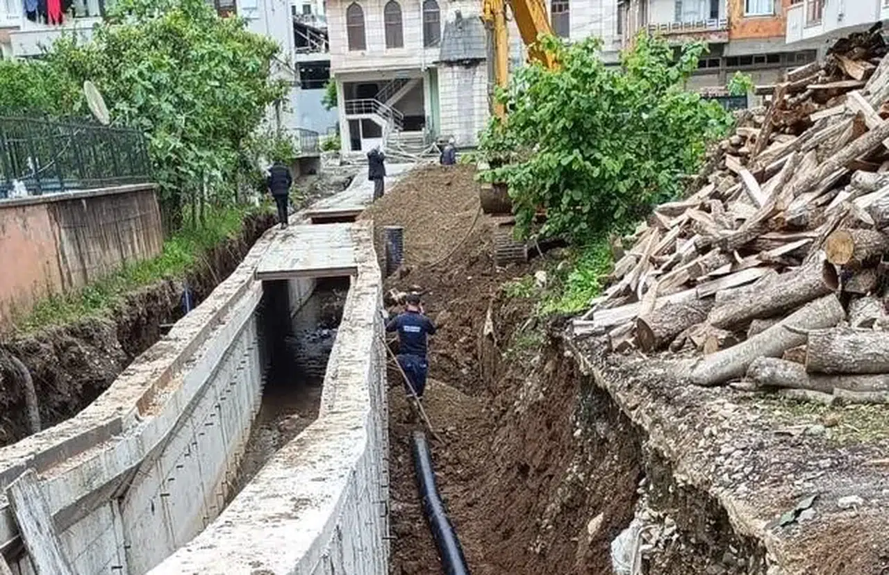 Çayeli'nde kanalizasyon yenileme çalışmaları devam ediyor