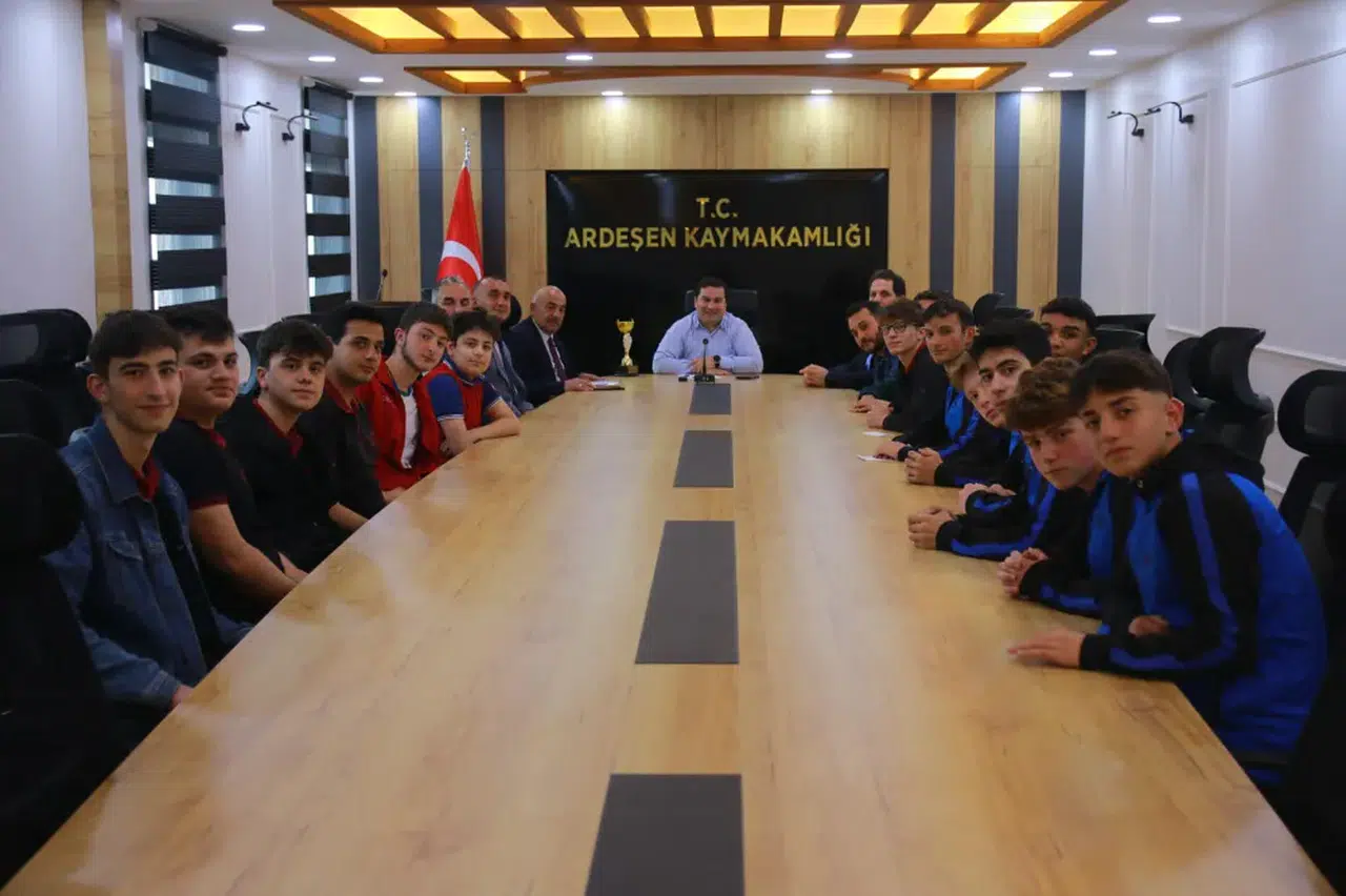 Ardeşen'li sporcu gençler Kaymakam Altay'ı ziyaret etti