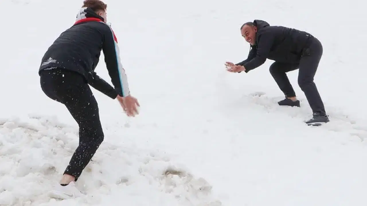 Palandöken yeniden beyaza büründü; kar topu oynadılar