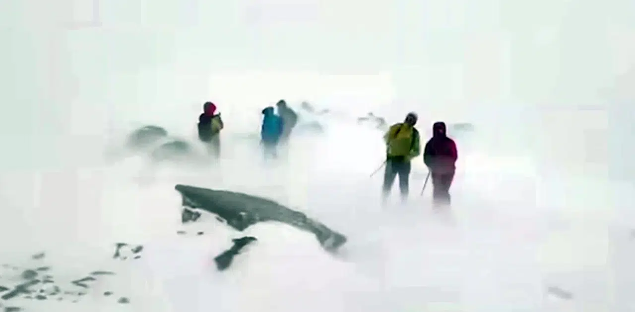 Rus dağcılar, Ağrı Dağı'nda tipiye yakalandı