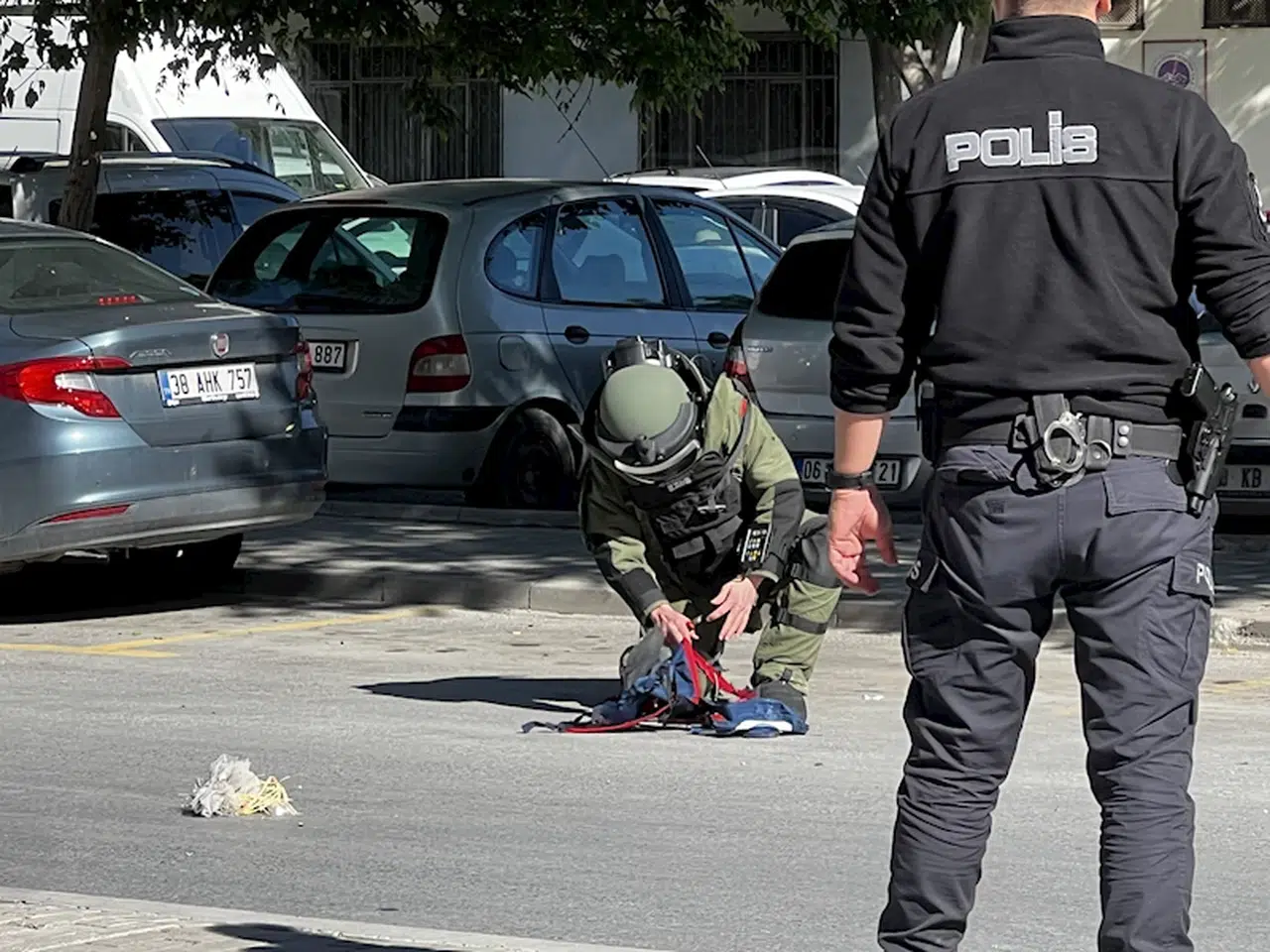 Kayseri'de, caddeye bırakılan çanta, fünye ile patlatıldı