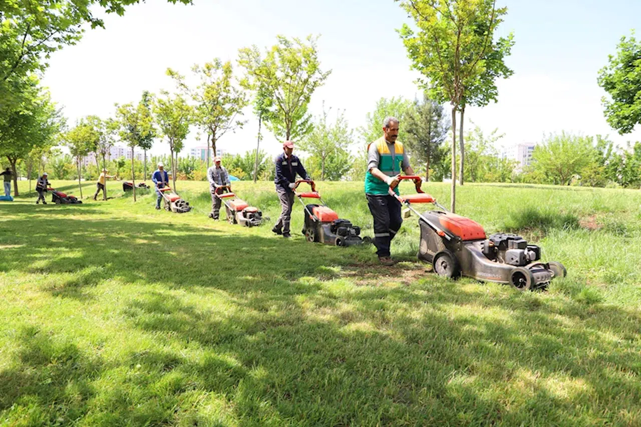 Diyarbakır Büyükşehir Belediyesi’nden, kentteki parklarda bakım ve onarım çalışması