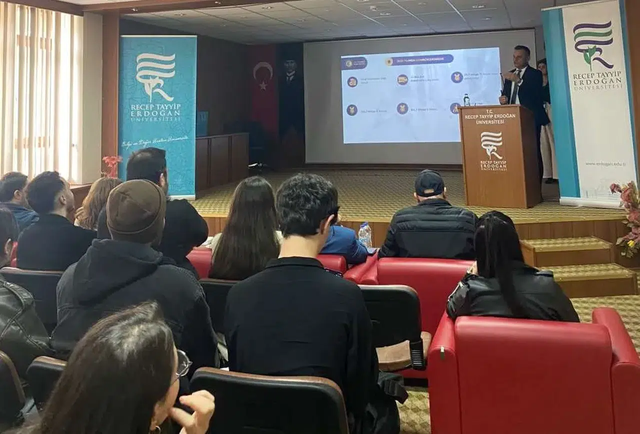 RTEÜ'de 6. Ekonomi ve Kariyer Zirvesi gerçekleştirildi