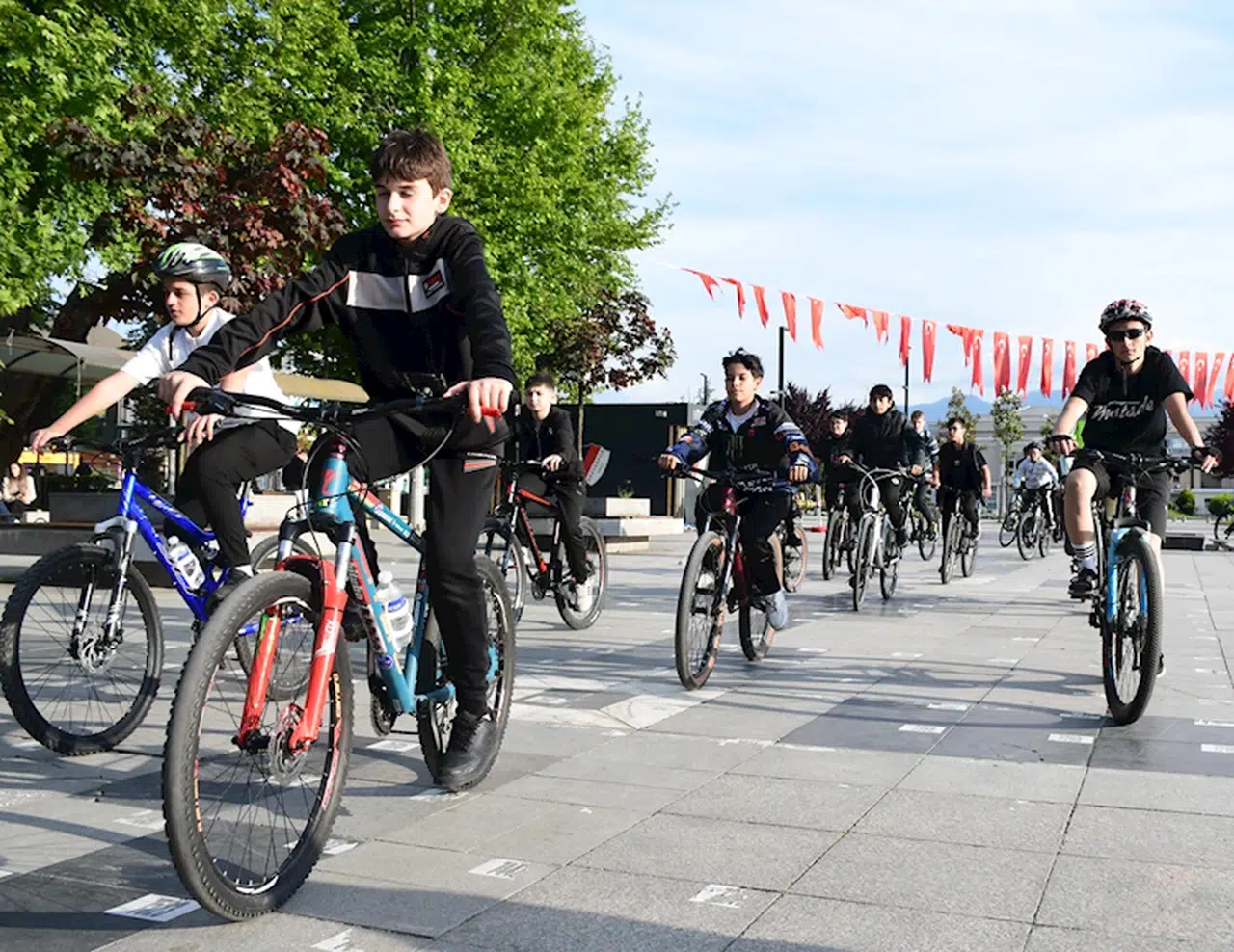 Düzce'de bisikletliler, "sessiz sürüş" etkinliğiyle kazada ölen büyüklerini andı