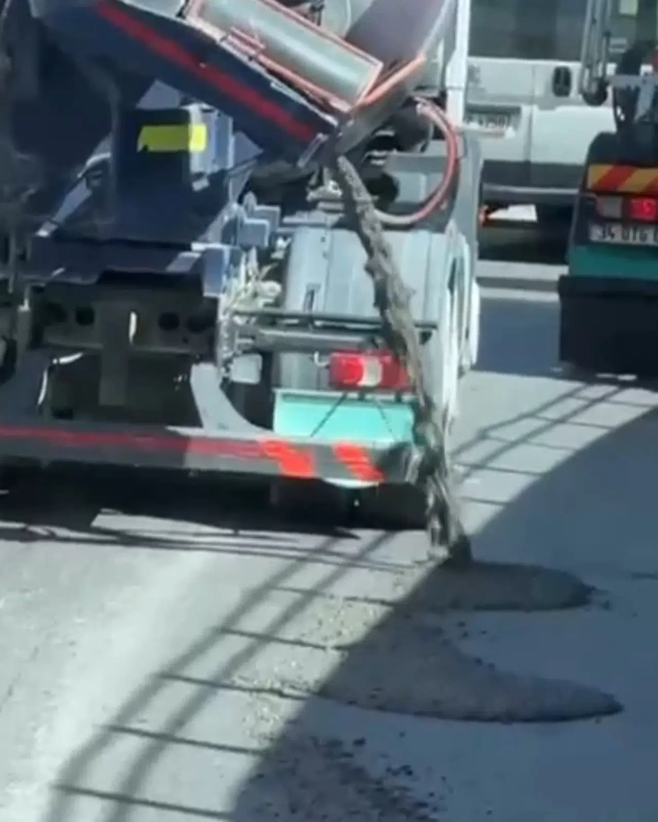 İstanbul - Büyükçekmece'de beton mikseri betonu yola dökerek ilerledi