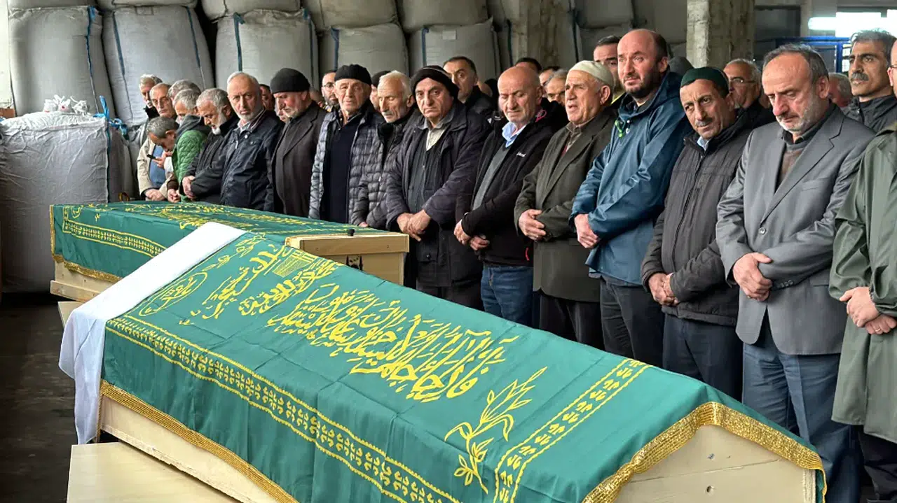Ankara'daki trafik kazasında hayatını kaybeden çiftin cenazeleri Rize'de defnedildi