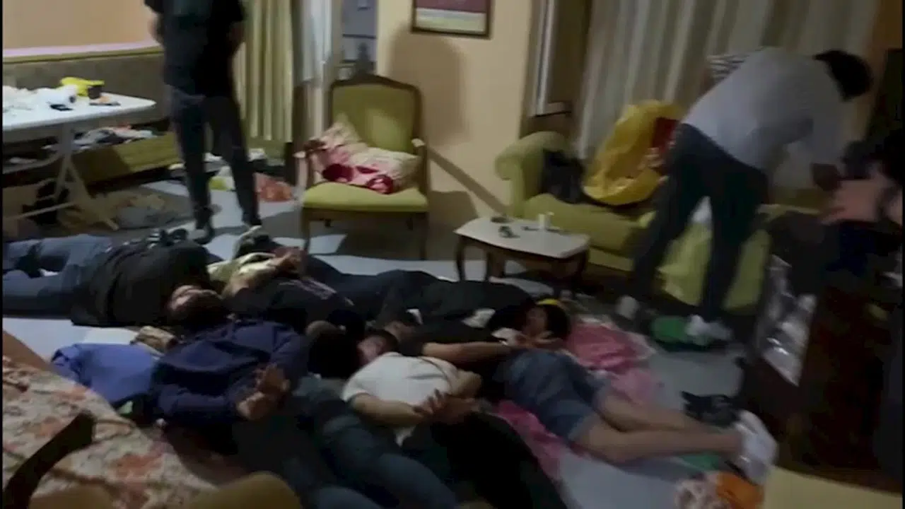 Mersin'de 'tehdit' ihbarına giden polis, aranan 5 şüpheliyi yakaladı