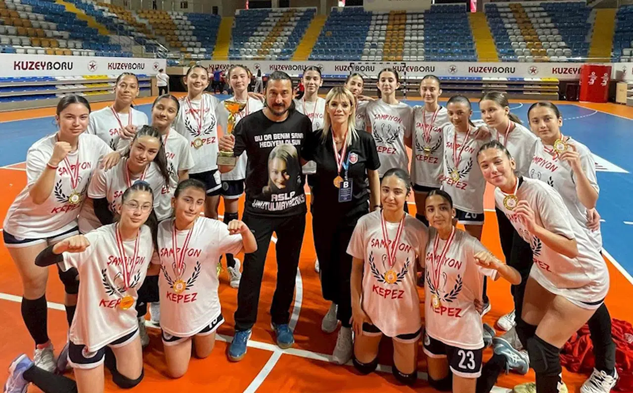 Kepez'in kızları namağlup şampiyon
