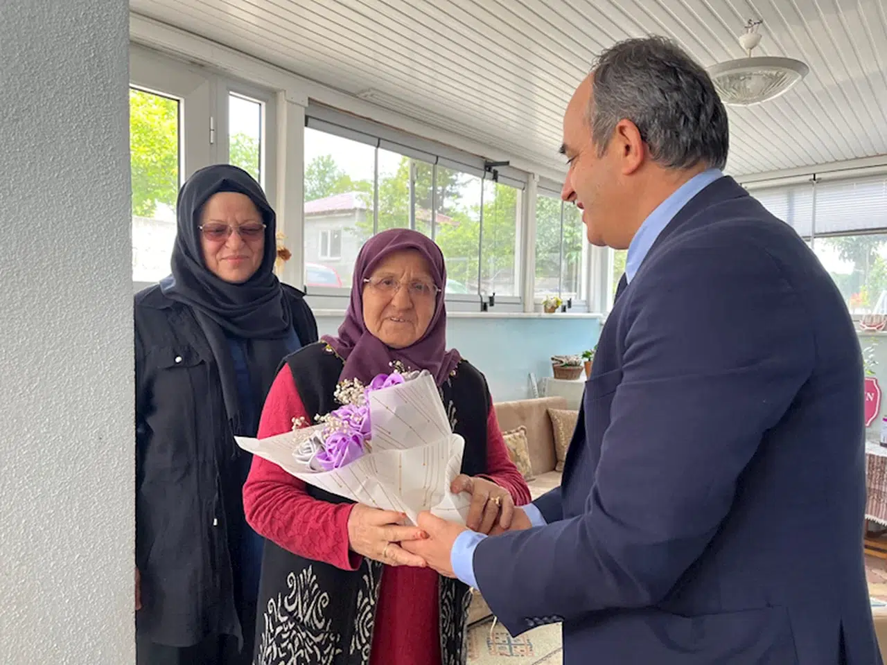 Gençlik Haftası'nda şehitlik ve şehit aileleri ziyaret edildi