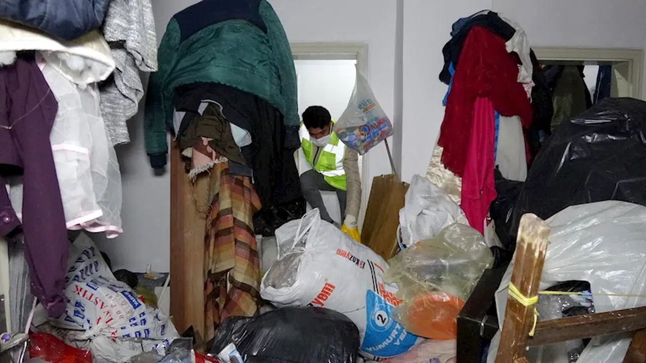 Ağır koku gelen evden 20 ton çöp çıktı