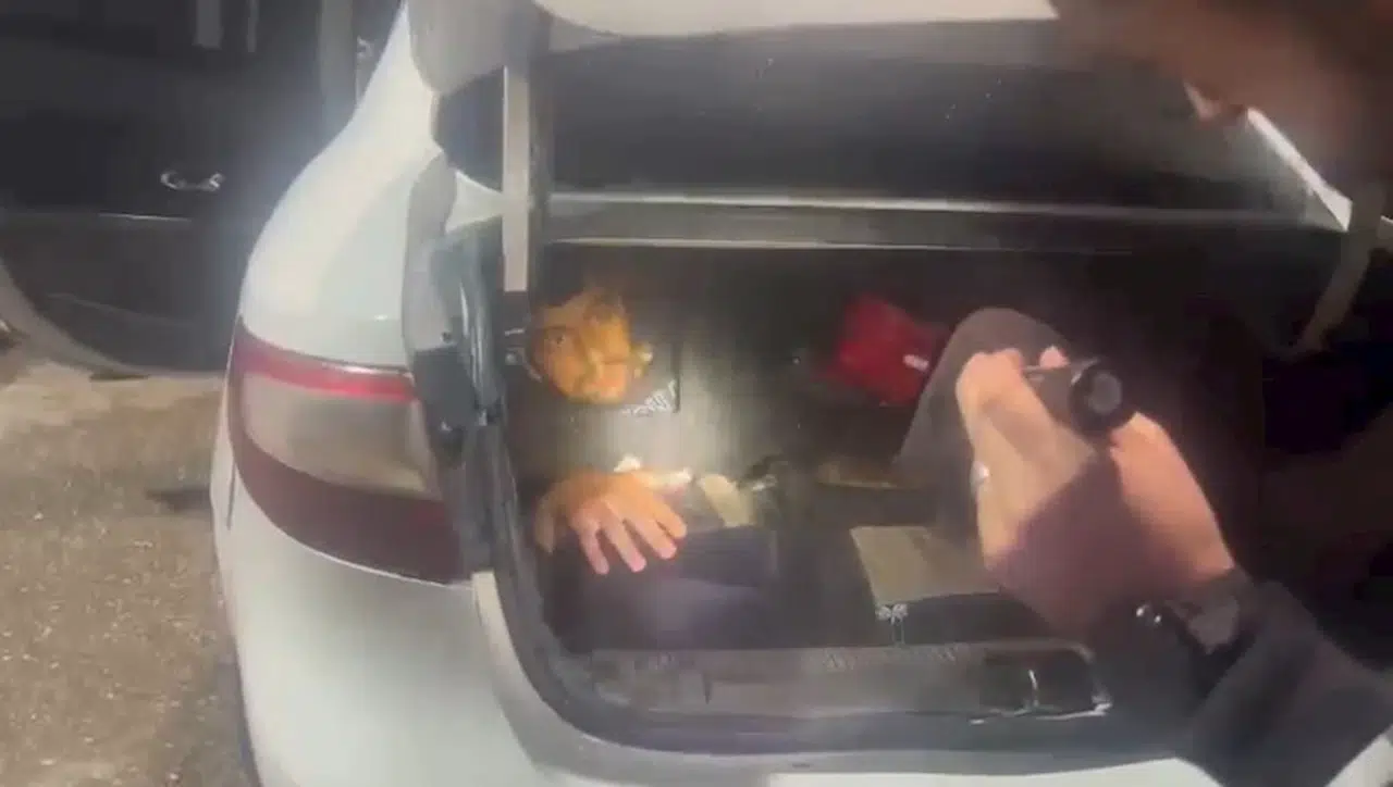 Osmaniye'de 2 otomobilden, 1'i bagajda 13 kaçak göçmen çıktı 