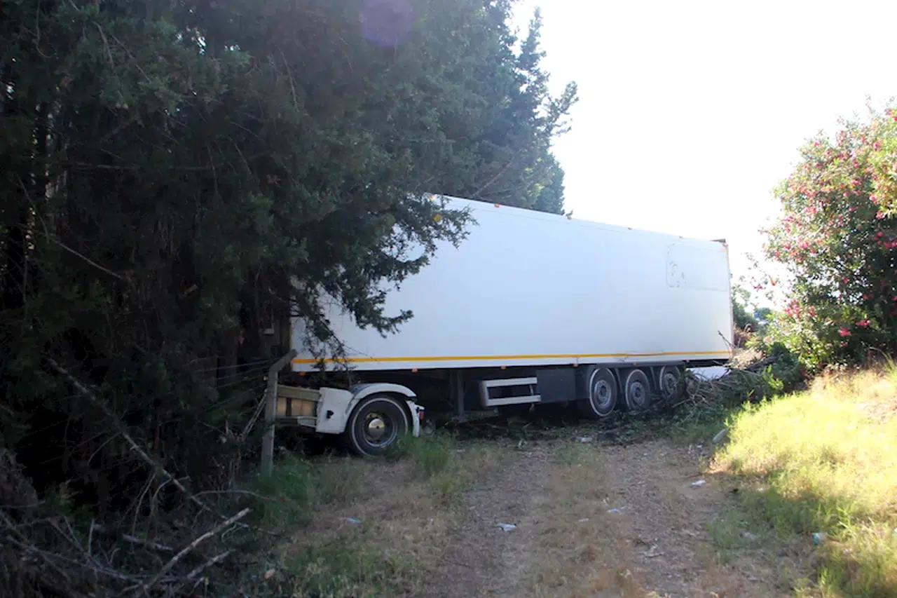 Yoldan çıkan TIR'ın sürücüsü yaralandı