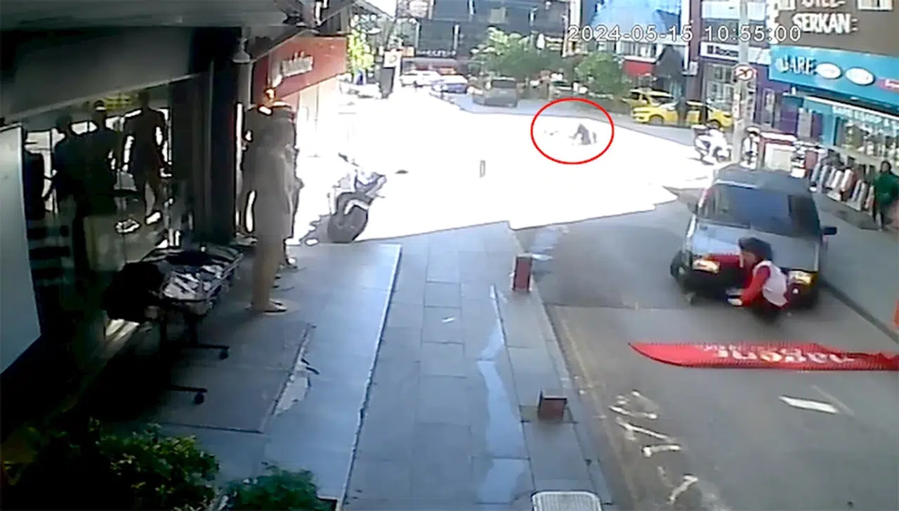 Otomobil, önce bisikletliye ardından kaldırımdaki yayaya çarptı: 2 yaralı