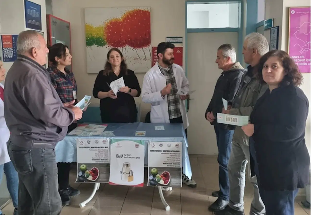 Gümüşhacıköy'de sağlıklı beslenme ve obezite bilgilendirme standı kuruldu