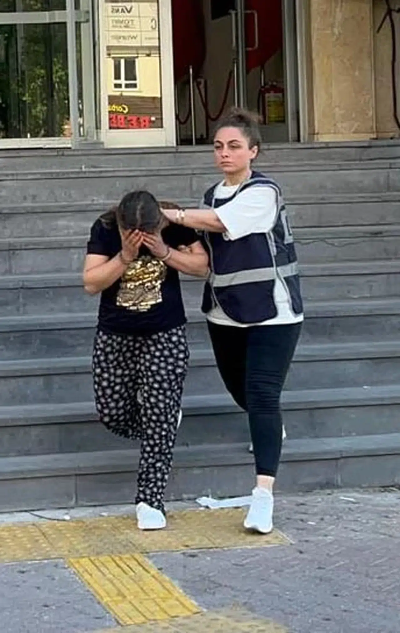 Hırsızlıktan 54 yıl hapisle aranan kadın hükümlü yakalandı