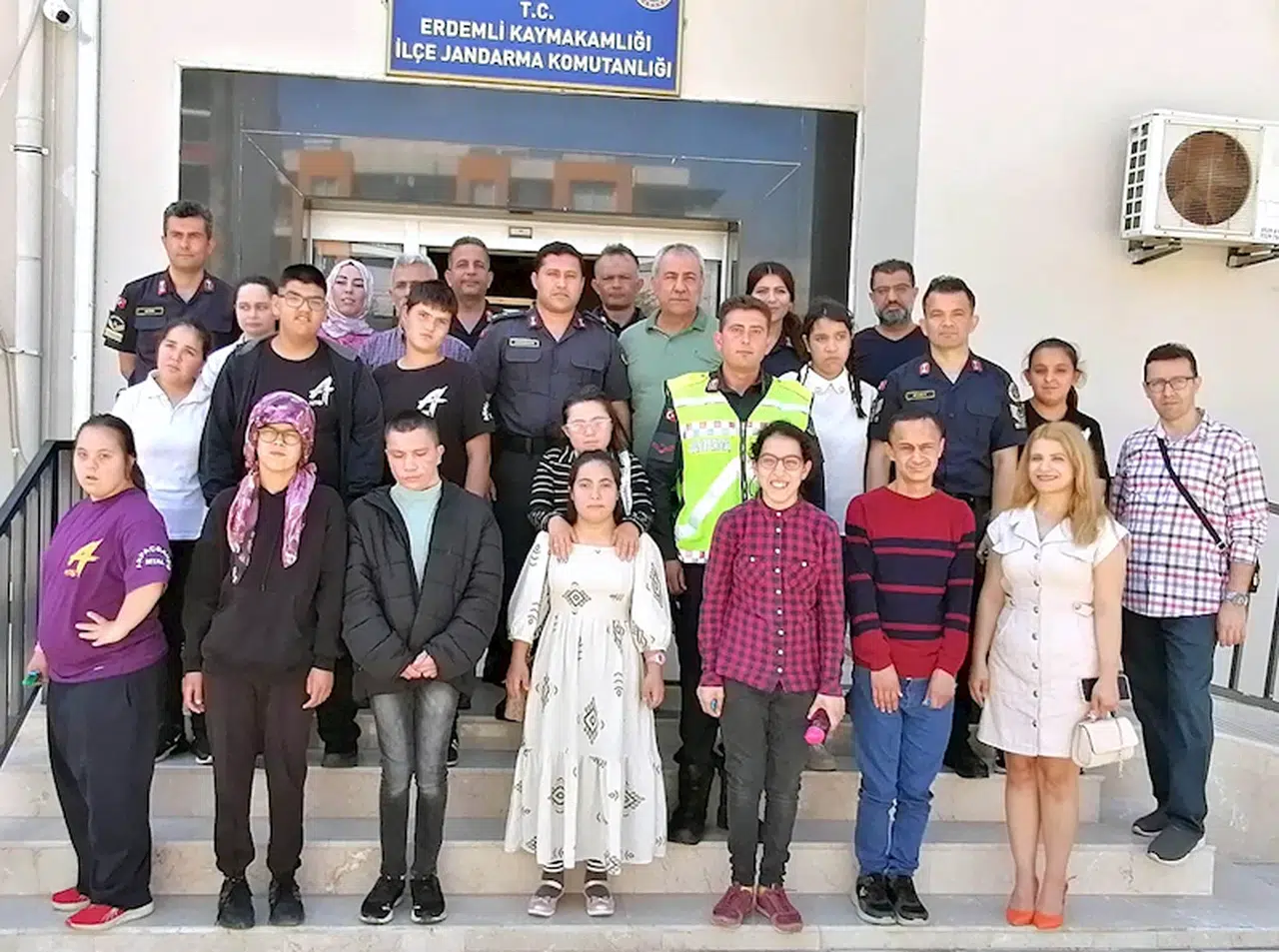 Erdemli'de engelli öğrenciler jandarmayı ziyaret etti