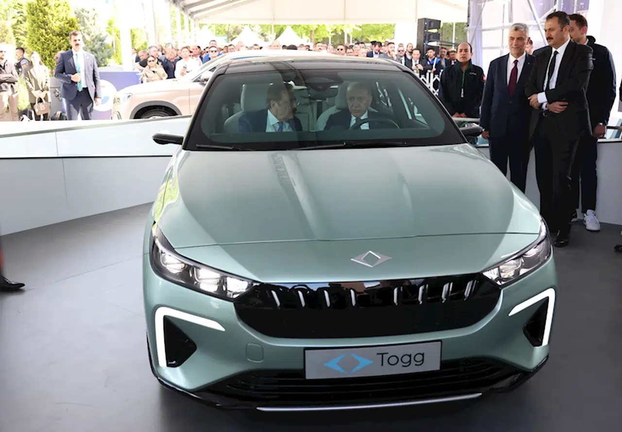 Cumhurbaşkanı Erdoğan, Togg'un yeni modeli T10F'yi inceledi