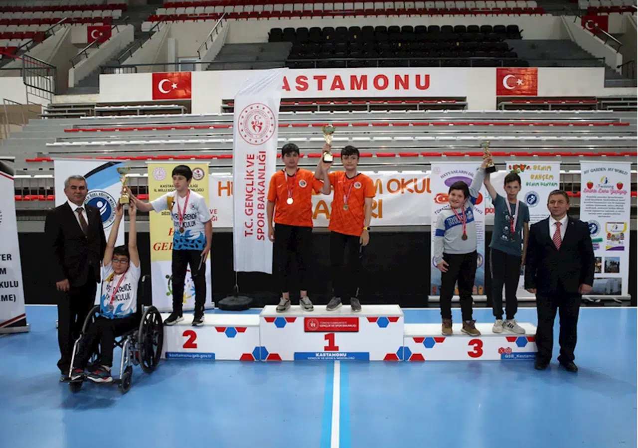 Kastamonu'da özel öğrencilerin yarıştığı floor curling turnuvası sona erdi