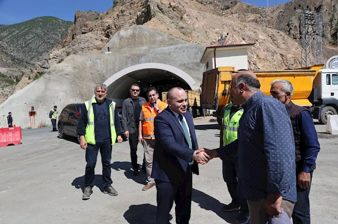 Vali Ünsal, Yusufeli Merkez Viyadüğü'nde incelemede bulundu