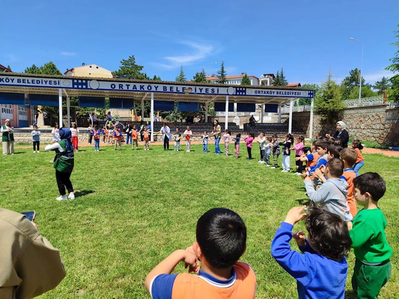 Genç Yeşilay ekibi Ortaköy'de öğrencileri madde bağımlılığı konusunda bilgilendirdi