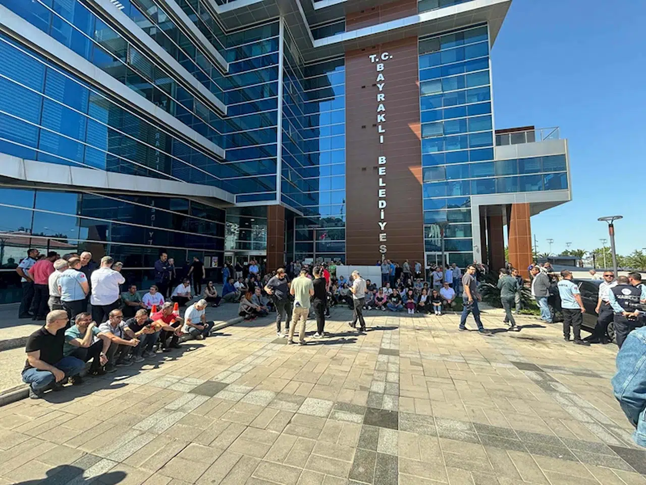 Bayraklı Belediyesi'nde memurlar, iş bırakma eylemi yaptı