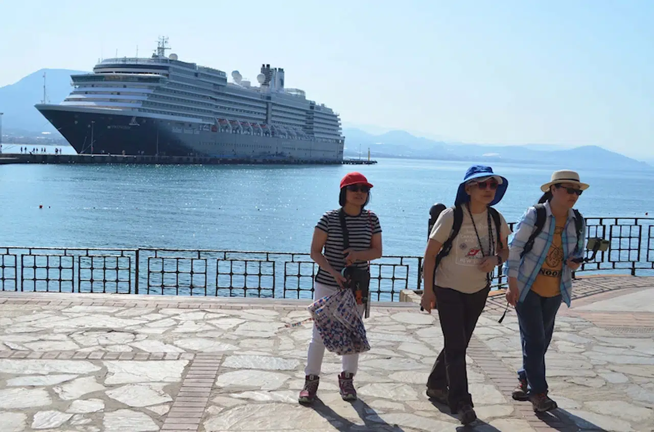 ABD'li turistler gemiyle Alanya'ya geldi