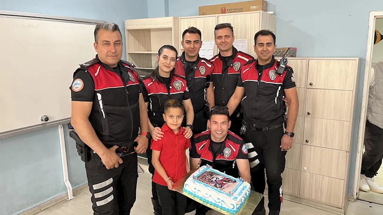 Hüzeyfe’nin 7’nci yaşı, Yunus polisleri tarafından yapılan sürprizle kutlandı