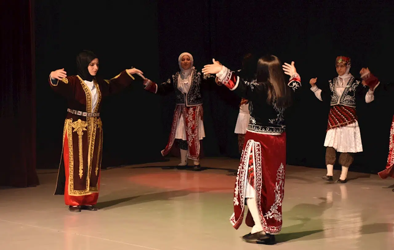 Gümüşhane'de engelli öğrenciler dans gösterisi yaptı 