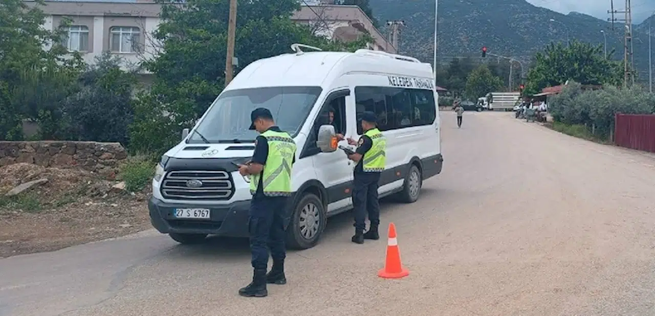 Gaziantep’te jandarmadan servis minibüsü ve motosiklet denetim