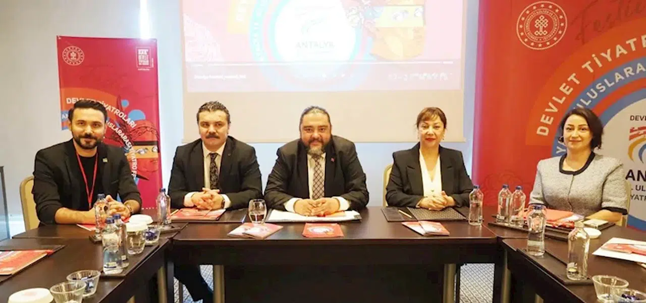 Her yerde tiyatro coşkusu  