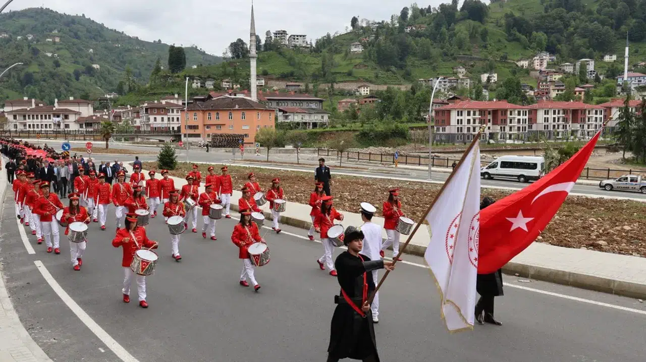 Güneysu'da 19 Mayıs etkinlikleri kapsamında  "Bayrak Yürüyüşü" gerçekleştirildi