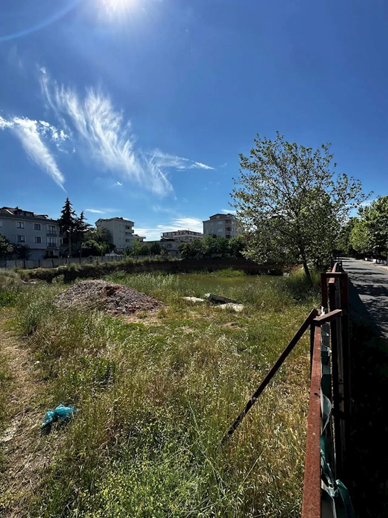 İstanbul - Sancaktepe'de su dolu inşaat temelinde çocukların tehlikeli oyunu (Havadan görüntülerle)