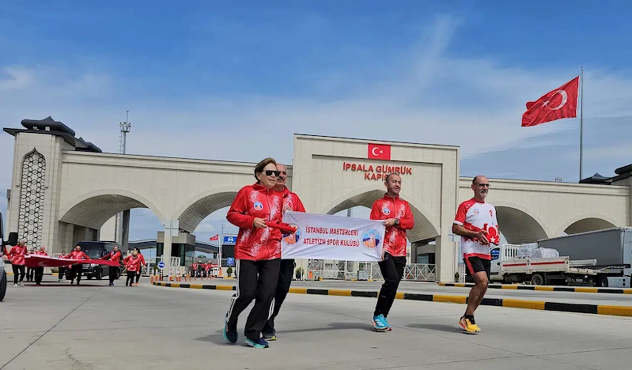 Atatürk'ün Selanik'teki evinden alınan toprak, İpsala'da törenle atletlere teslim edildi