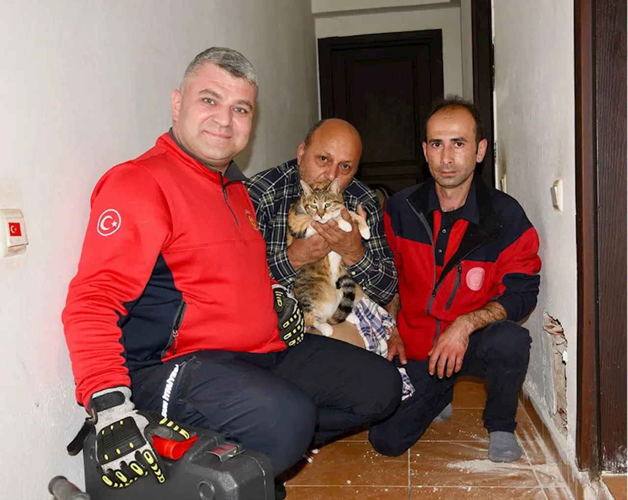 Giresun'da apartman bacasına sıkışan kedi itfaiye tarafından kurtarıldı