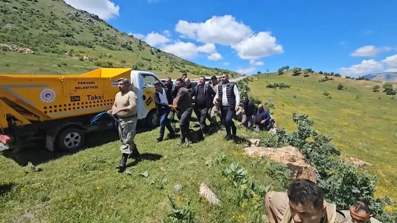 Kayıp olarak aranan sürücü, uçuruma yuvarlanan aracında yaralı bulundu