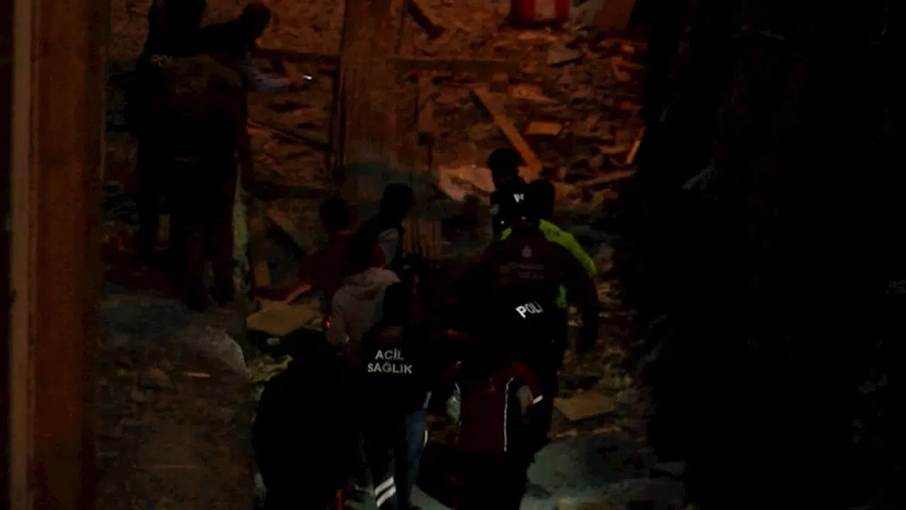 İstanbul - Eyüpsultan'da otomobiliyle inşaat alanına düşen sürücü öldü