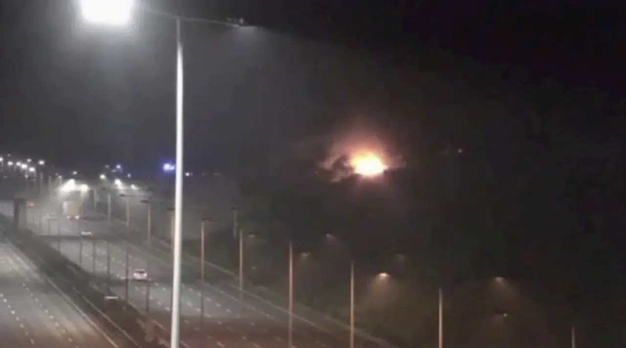 Sancaktepe'de ters yöne giren otomobil taksi ile çarpışınca araçlar alev alev yandı: 2 yaralı 