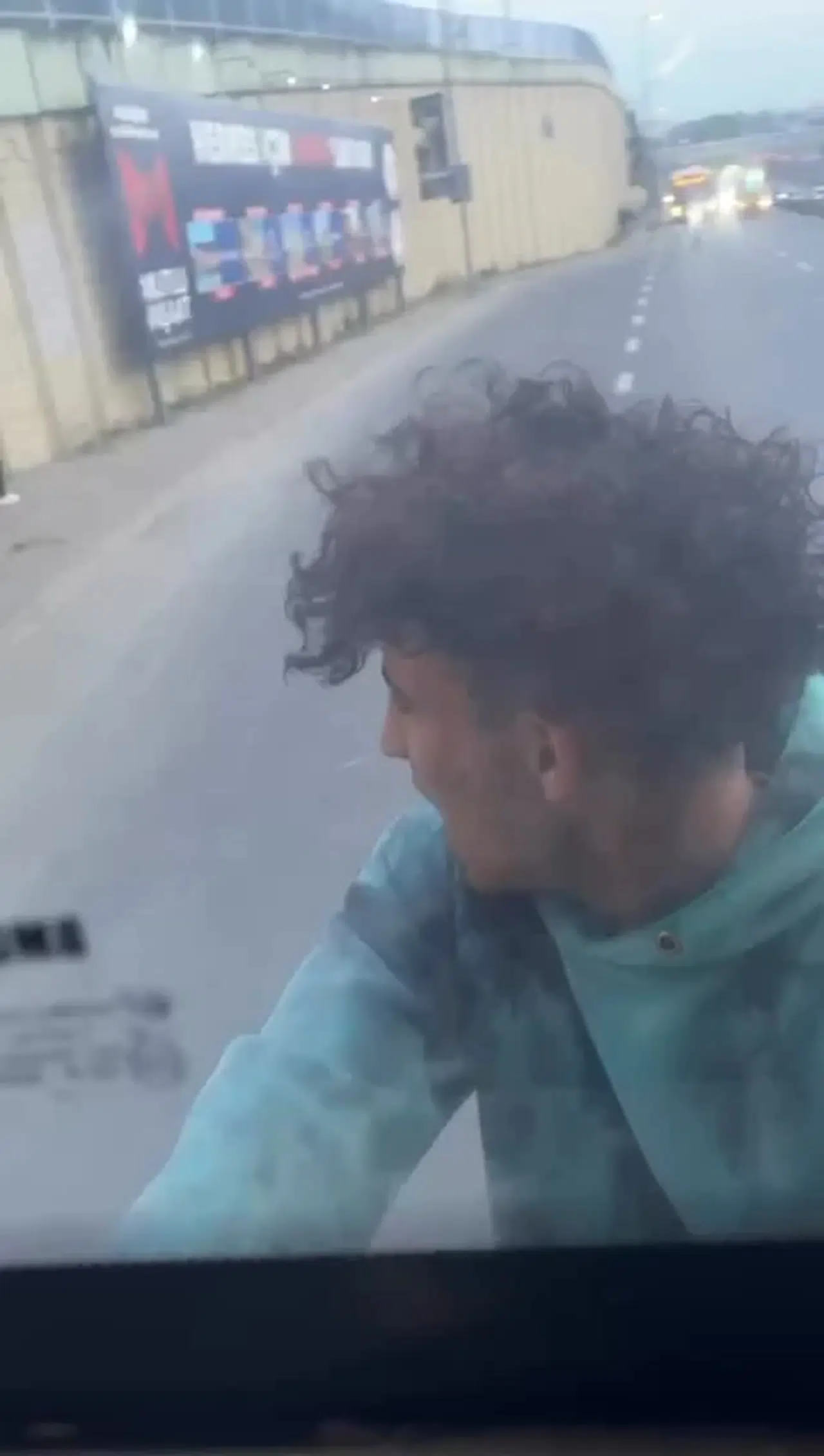 İstanbul - D-100'de patenle tehlikeli yolculuk