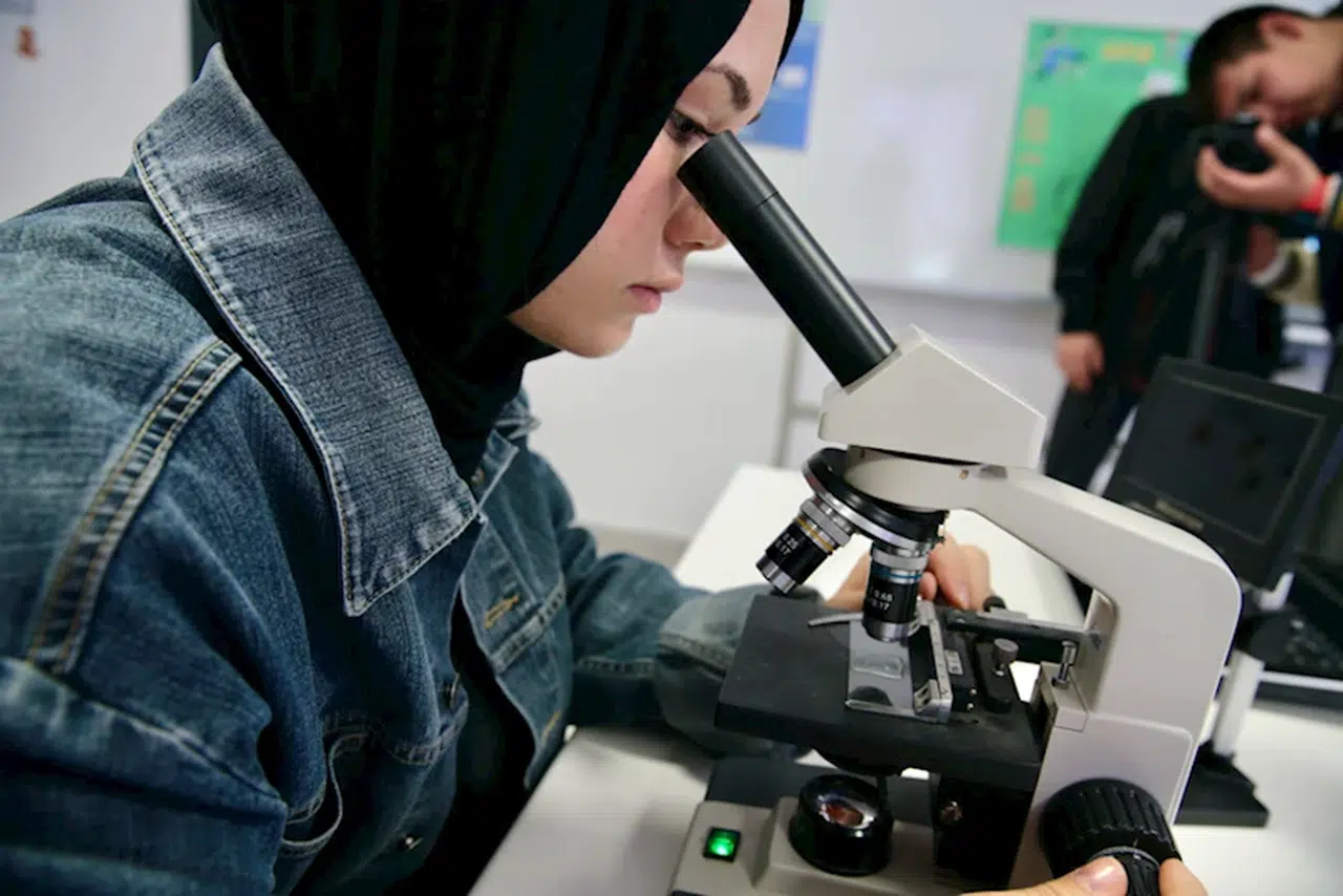  Lise öğrencileri yenilikçi fikirlerini "geleceğin sınıfı"nda hayata geçiriyor