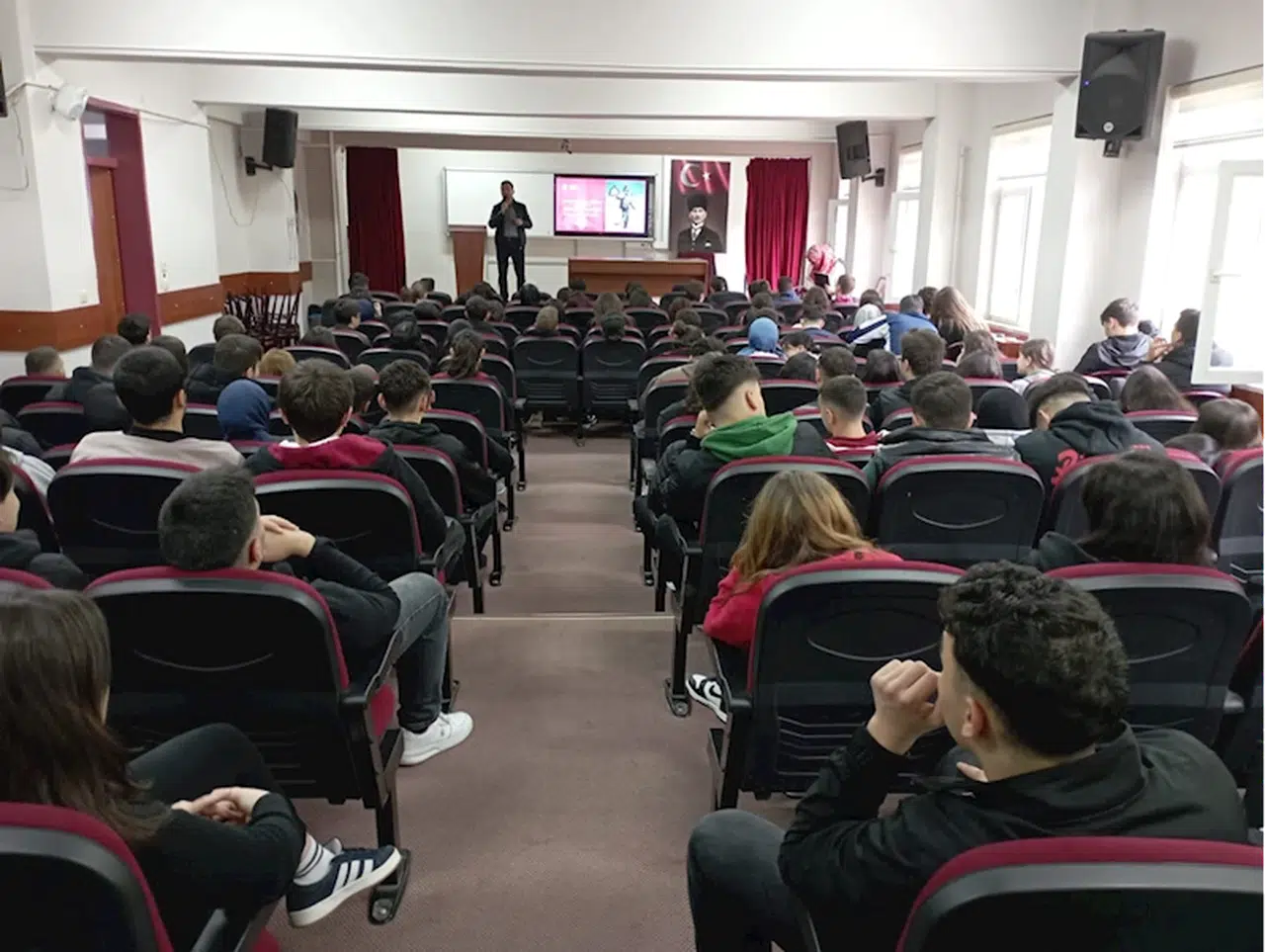 Trabzon'da gençlere yönelik dezenformasyon ile mücadele eğitimleri veriliyor